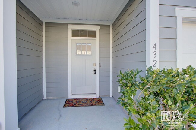 432 Trotters Ln
