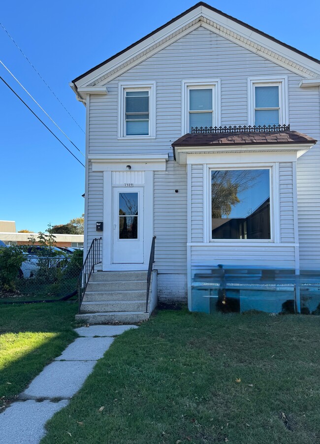 Building Photo - 6th/Grant upper