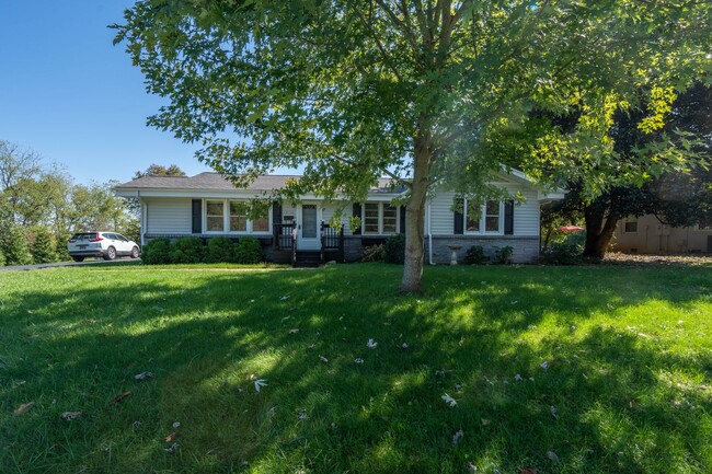 3 bed and 2 bath house with huge family den - 3 bed and 2 bath house with huge family den