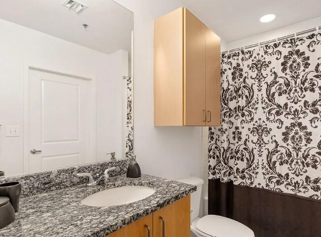 Photo - 923 Peachtree St NE Unidad Luxury Midtown Studio