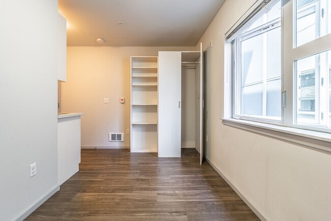 Photo - 422 11th Ave - Amazing Remodeled Studios!