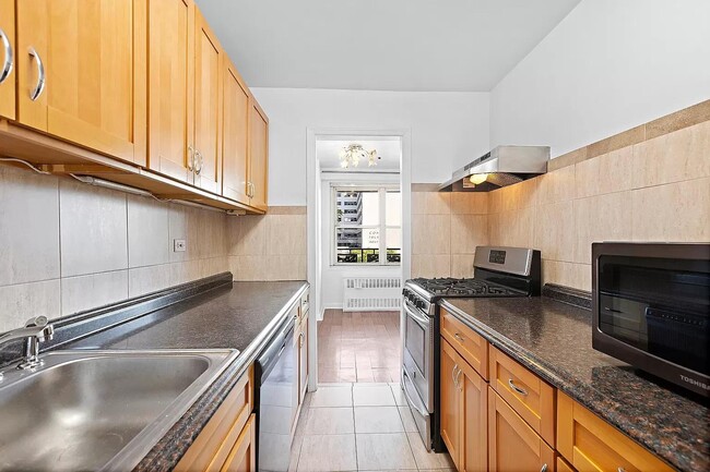 Building Photo - 2650 Ocean Pkwy Rental