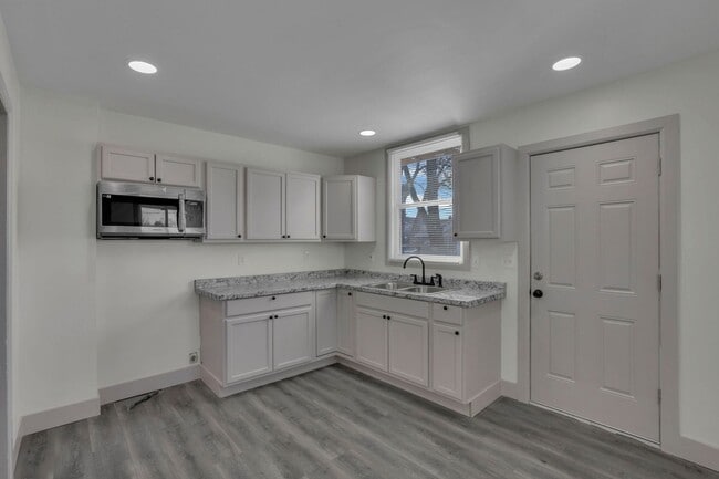 Building Photo - 807-809 E Deshler Ave Unit 807 (all electric)