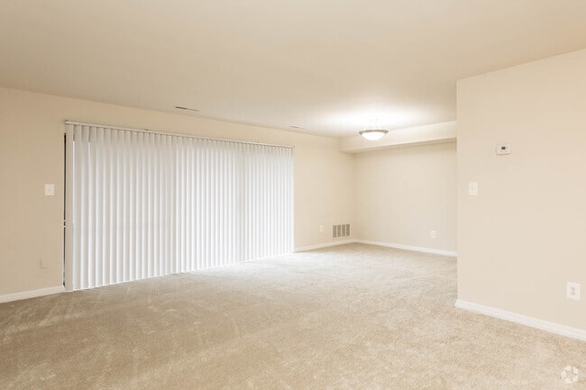 1BR, 1BA - 895 SF