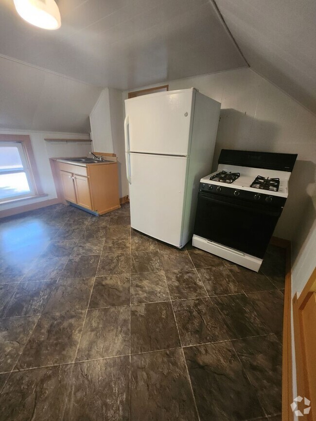 Building Photo - Upper 2 bedroom Unit 550 E 5th St #2 Rental