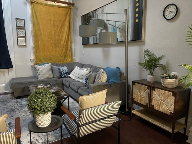 Building Photo - 2118 The Strand Unit 214