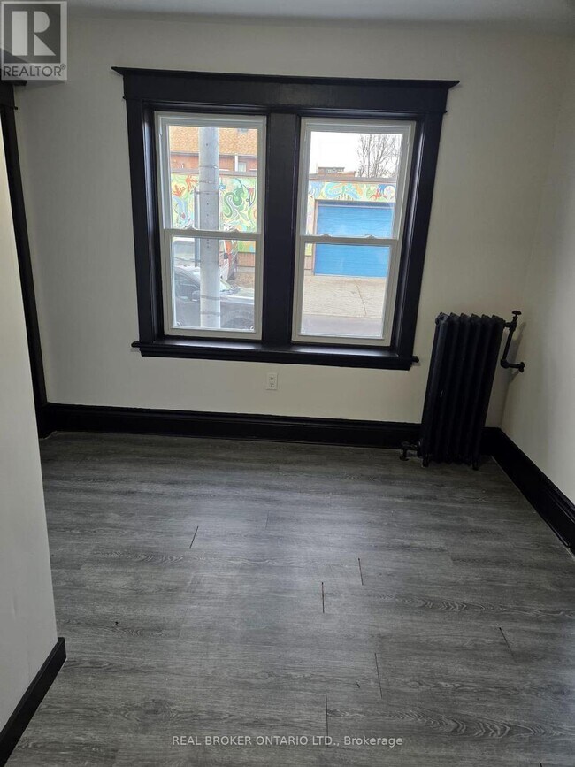 Photo - 983 Main St E Unité 2