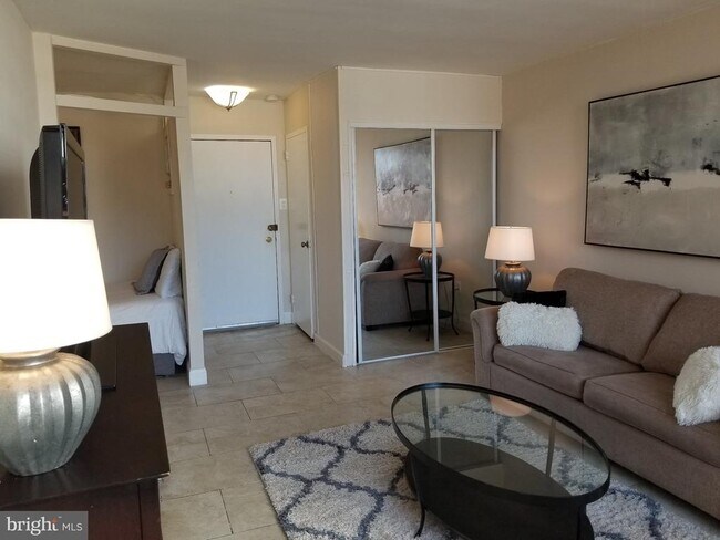 Building Photo - 1121 Arlington Blvd Unit 927