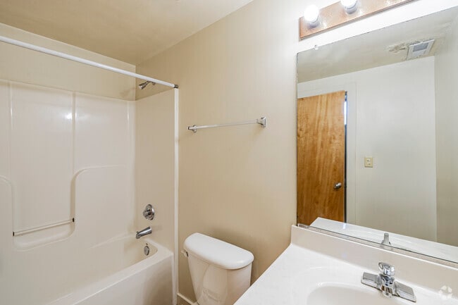 2BR, 2BA - 900SF - Bathroom