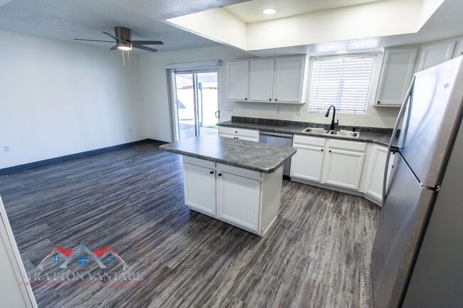 Building Photo - 2526 E Juanita Ave