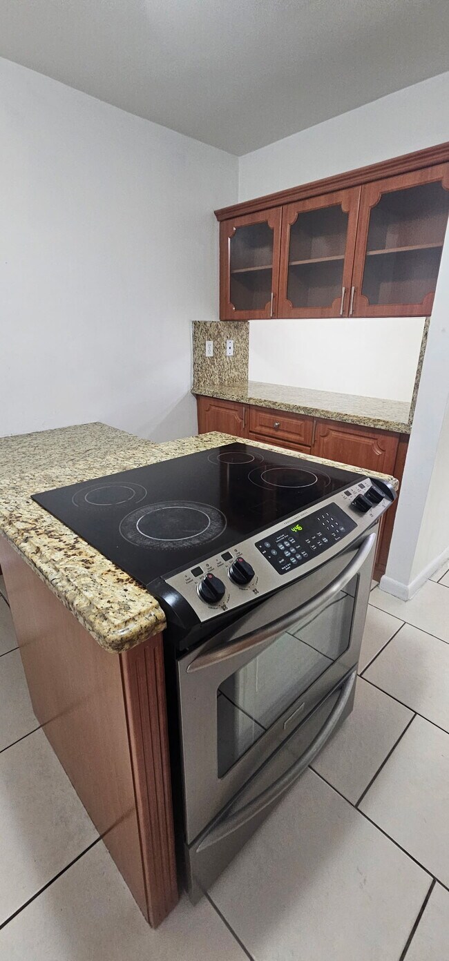 Cocina - 1900 W 54th St Unidad 102