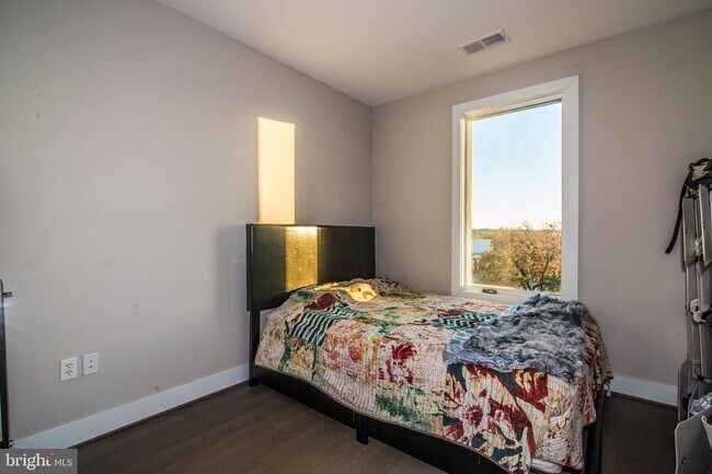 Building Photo - 1500 Pennsylvania Ave. SE Unit 406