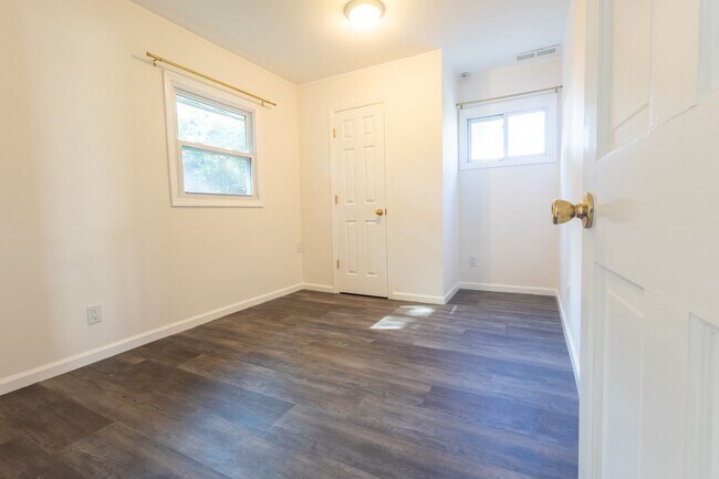 Photo - Spacious 2 Bedroom, 1 Bathroom (Full House...
