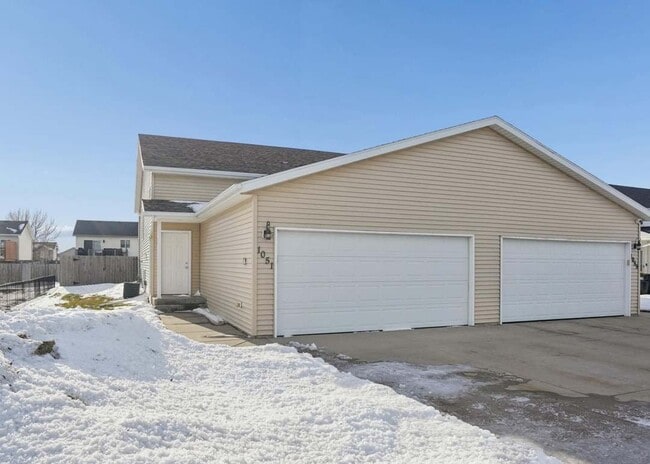 Photo - 1051-38 1/2 38 1/2 Ave W