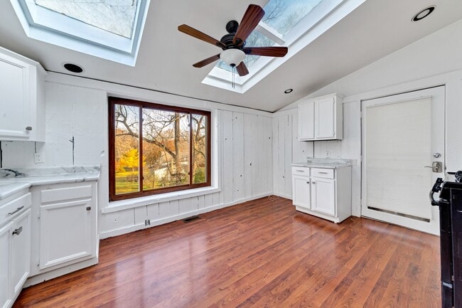 Photo - 282 W William St