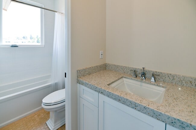 Building Photo - Newer Construction in Manhattan Beach Hill Section