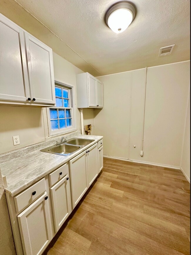 Photo - 1860 Woodland Ave SW