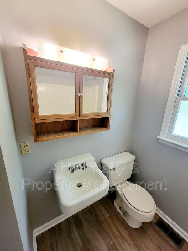 Photo - 515 Burlington Ave