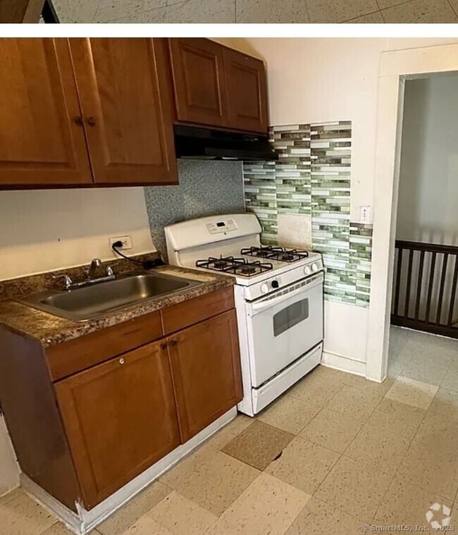 Building Photo - 371 Myrtle Ave Unit 2 Rental