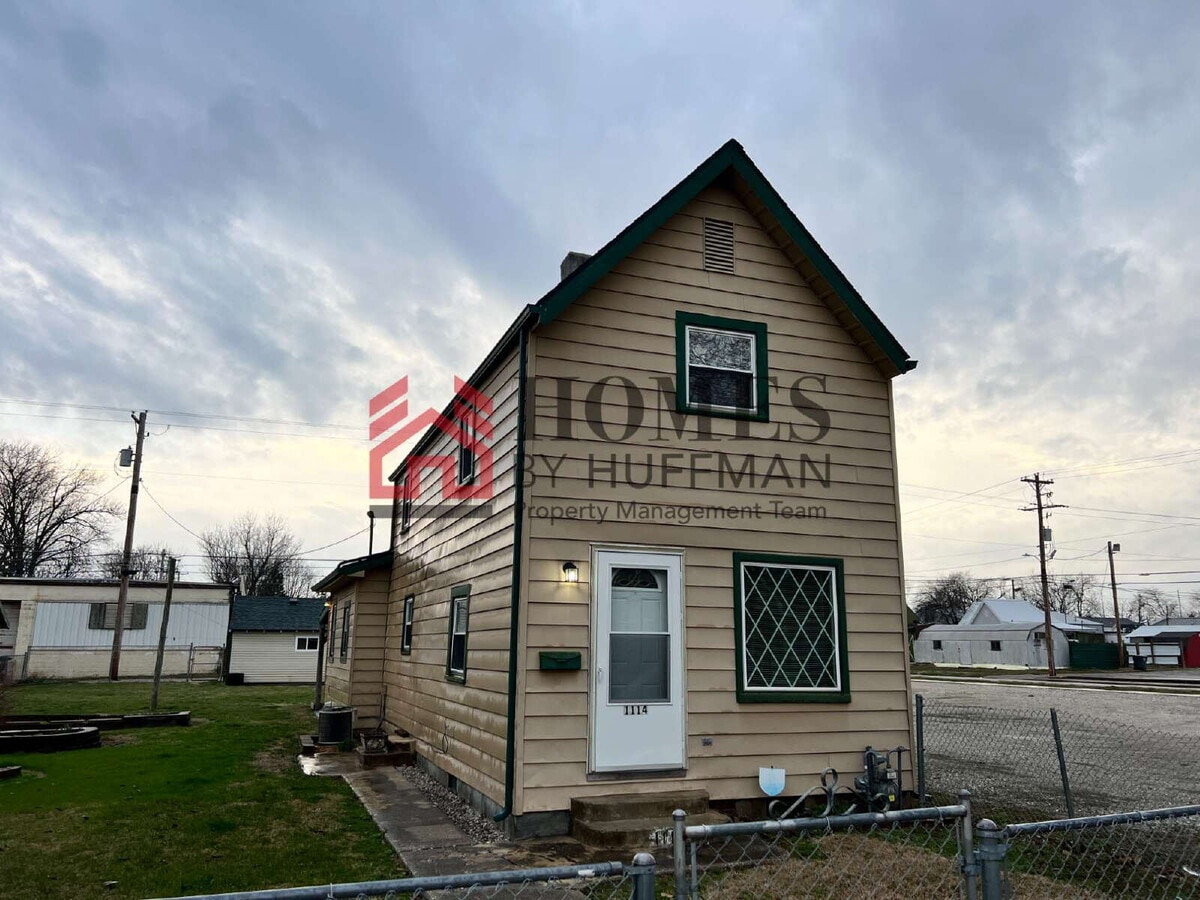 Spacious One Bedroom House | Garage | Fenced Yard - Spacious One Bedroom House | Garage | Fenced Yard