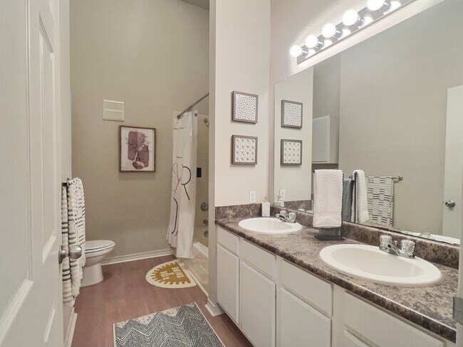 Centre 2x2 Upgraded Large Flat A Bedroom-Restroom