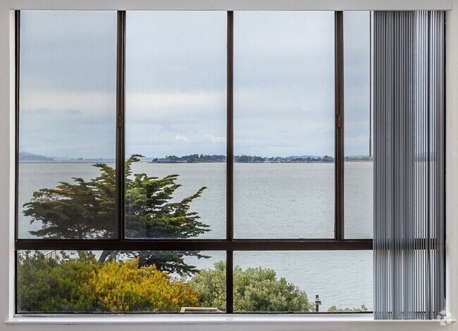 Building Photo - REMODELED TOP FLOOR, WATER VIEW STUDIO Unit 410 Rental