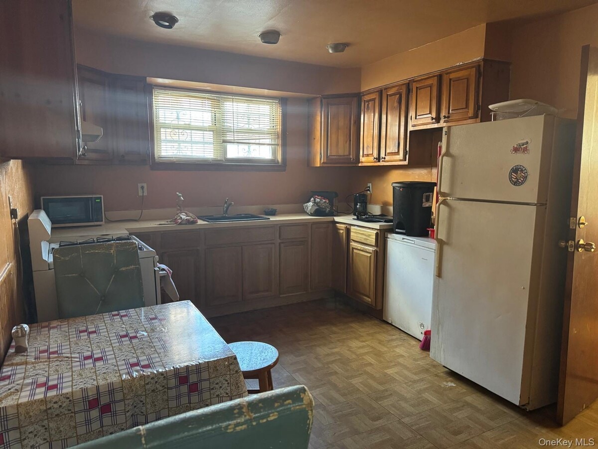 Photo - 4557 White Plains Rd