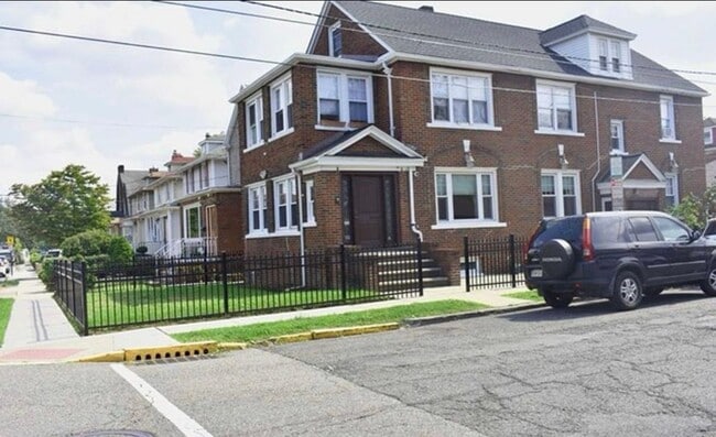 Building Photo - 915 80th St Rental