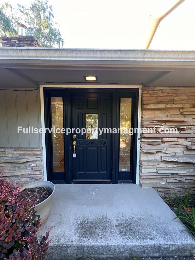 Photo - Beautiful Mercer Island Home with Private Hot Tub Pavillion & Spacious Floor Plan