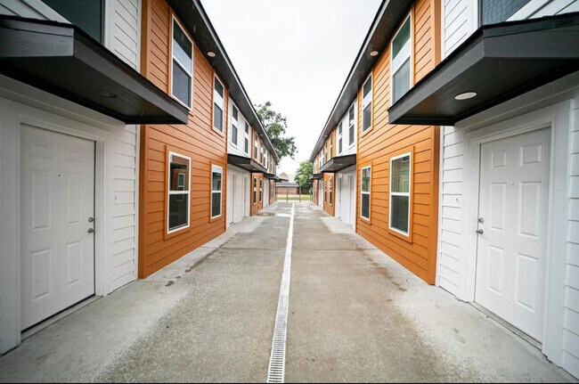 Photo - River Oaks Apartments