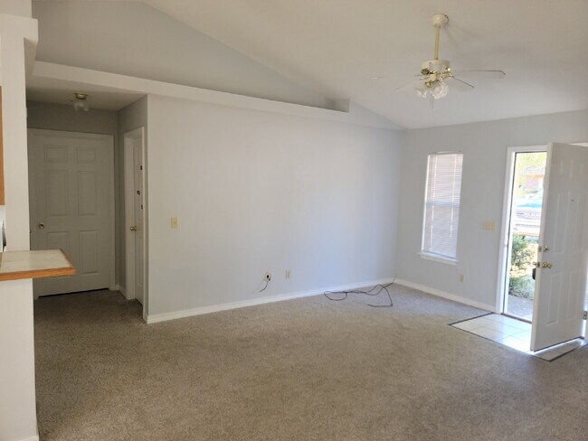 Photo - Fantastic location! This end unit offers t... Unidad A