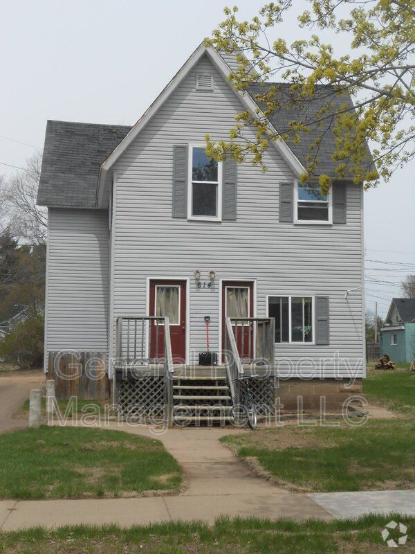 Building Photo - Great 3 Bed 1 Bath duplex close to UWEC! Rental