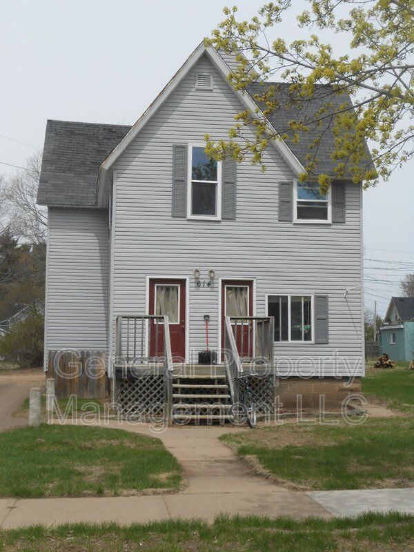 Great 3 Bed 1 Bath duplex close to UWEC! - Great 3 Bed 1 Bath duplex close to UWEC! Apartment