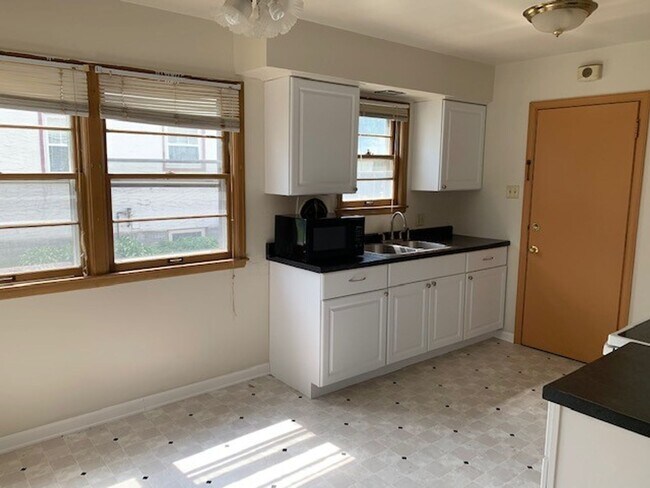 Photo - Sunny 2-Bedroom Apartment with Heat Included – Great Location! Unidad 714 7th Ave So.  1