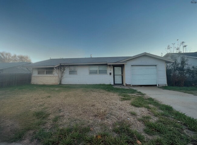 Building Photo - 1807 Westcliff Dr