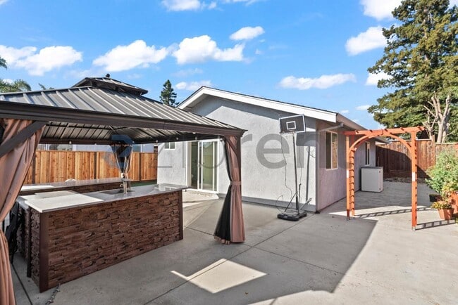 Building Photo - 3066 Nightingale Pl