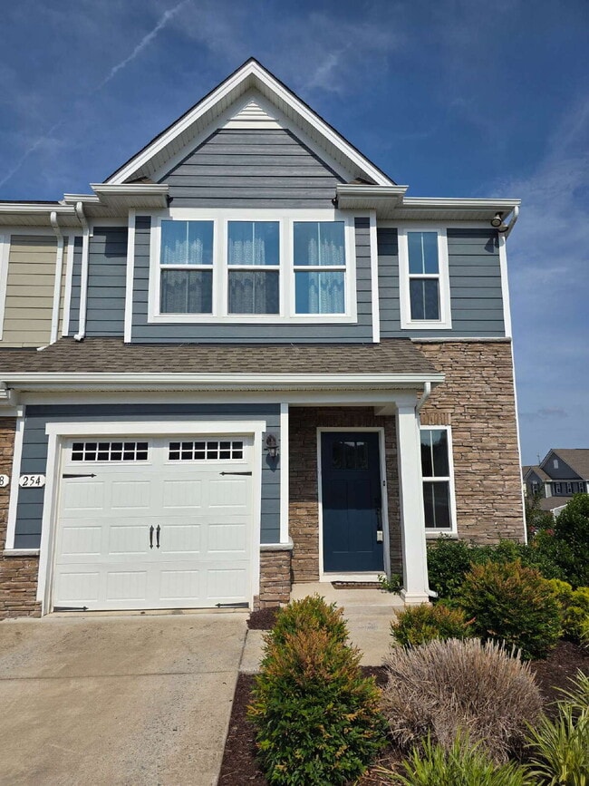 3 Bedroom, 2.5 Bath End Unit Townhome on C... - 3 Bedroom, 2.5 Bath End Unit Townhome on C...