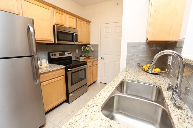 2BR, 2BA - 1069 SF - Kitchen