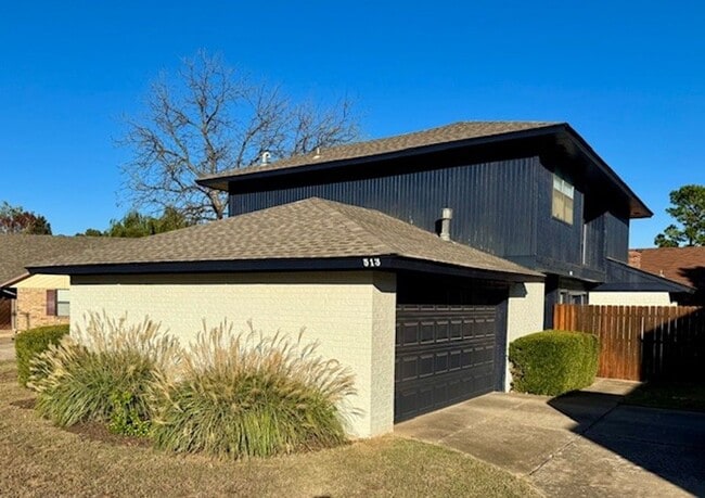 Building Photo - (2)Bed/(2.5) Bath + Study and Storm Shelter Avail Dec 1!