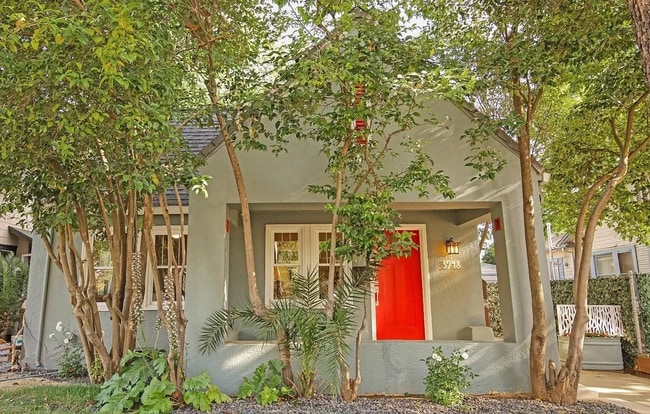 Building Photo - 3948 Sherman Way Rental