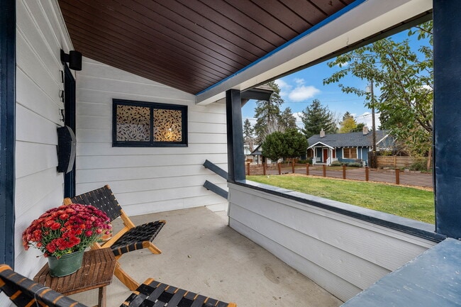 Photo - 145 NW Jefferson Pl