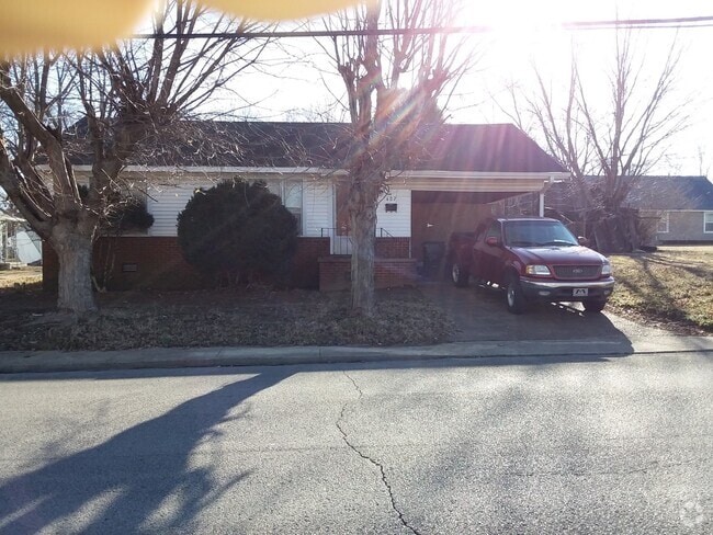 Building Photo - 407 N McCombs St Rental