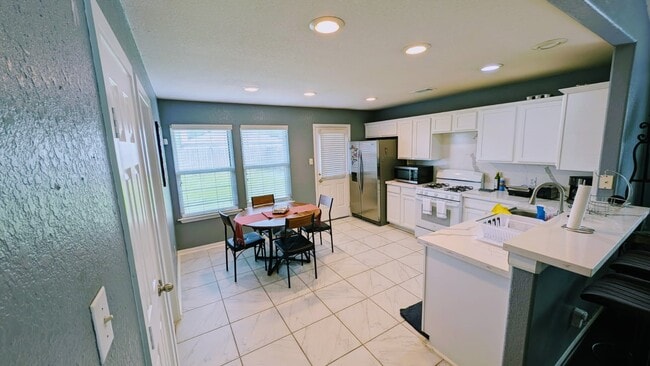 Building Photo - 5714 Turner Oaks