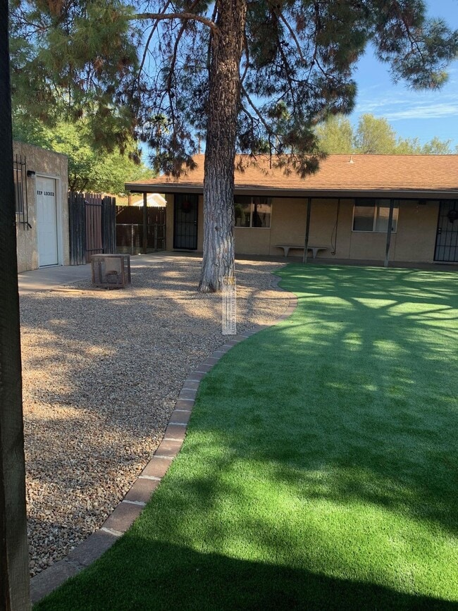 Building Photo - Small Apartment Community, Remodeled One b... Unit ED2823