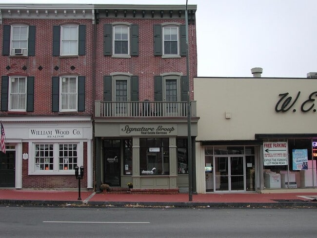 Front - 126 W Market St Unit #3