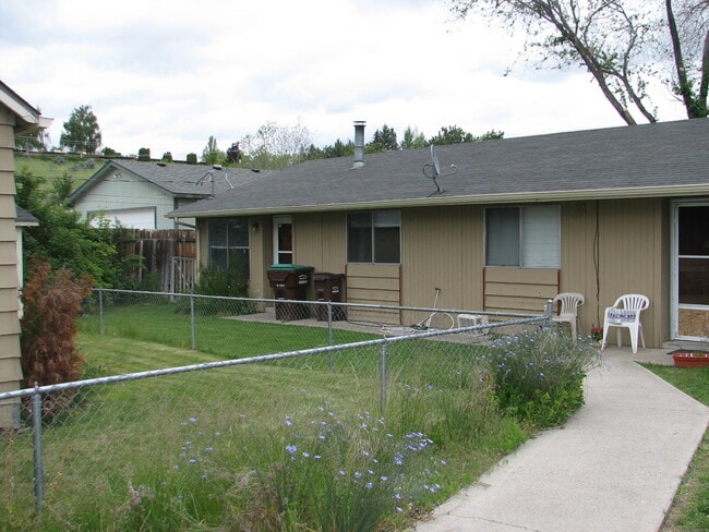 Building Photo - 1830-860 Unit #2