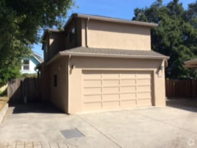 Building Photo - Light-Filled 3bedroom/2bath Near Highway &... Rental