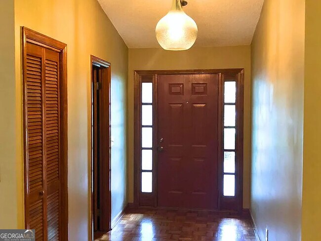 Photo - 502 Hunt Club Rd