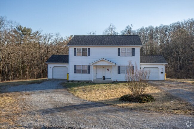 Building Photo - 2 Bedroom/1.5 Bath Duplex in Martinsburg Rental