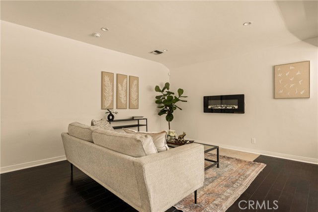 Photo - 15233 Camarillo St